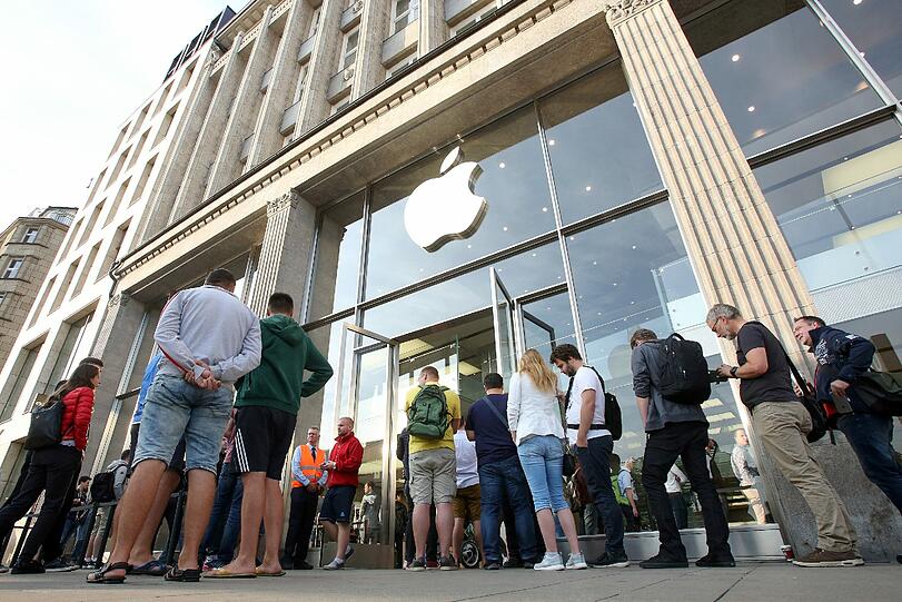 iPhone-Jäger aus aller Welt: In München, Hamburg, Hong Kong und Dänemark warten unzählige Menschen voller Euphorie vor dem Apple-Store auf das neue Modell. Alle Bilder zum ersten Verkaufstag sehen Sie hier.