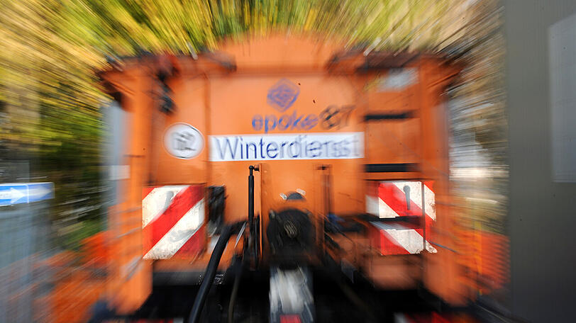 Mit einem Streufahrzeug soll ein Mann bei Würzburg aus Versehen eine Frau überfahren und trotzdem weitergefahren sein. Der Fall vor dem Landgericht in Würzburg neu aufgerollt.