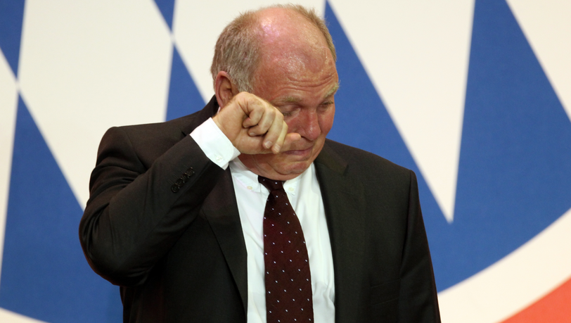 Ein Mann der Emotionen – und nah am Wasser gebaut: Hoeneß bei der außerordentlichen Mitgliederversammlung vor seinem Haftantritt. Ein Mann der Emotionen – und nah am Wasser gebaut: Hoeneß bei der außerordentlichen Mitgliederversammlung vor seinem Haftantritt.