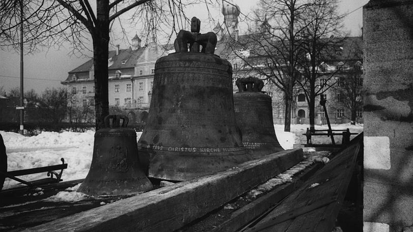 Abmontierte Glocken vor der Kirche 1942.