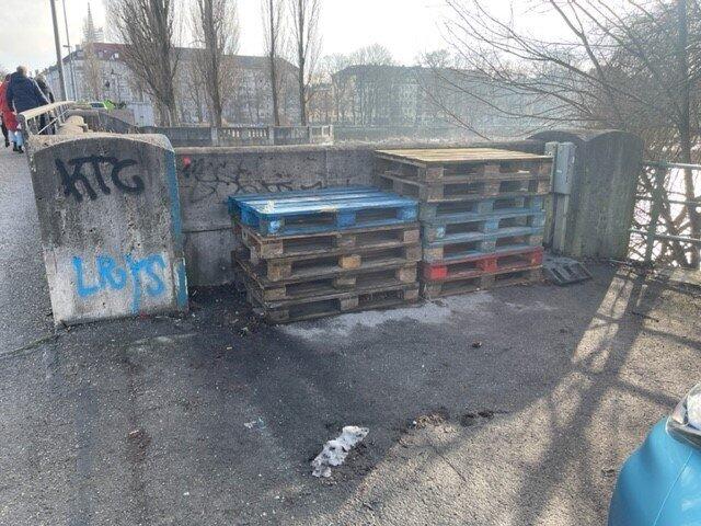 Paletten, mal nicht als Möbel,sondern einfach ungenutzt.
