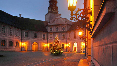 Im Brunnenhof der Residenz erstrahlt ein kleiner Christbaum - hier stand auch schon Münchens erster öffentlicher Christbaum 1809.