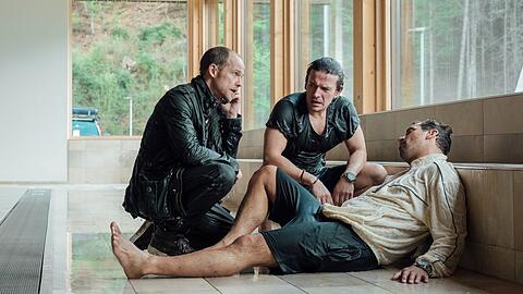 "Die Toten vom Bodensee: Atemlos": Micha Oberländer (Matthias Koeberlin, l.) und Sandro Altstätten (Stefan Gorski, M.) knien neben Victor Ballhofer (Marc Benjamin).