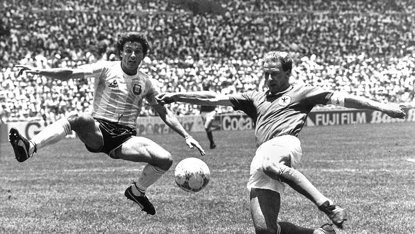 Karl-Heinz Rummenigge (r) im WM-Finale 1986 in Aktion. (Archivbild) Karl-Heinz Rummenigge (r) im WM-Finale 1986 in Aktion. (Archivbild)