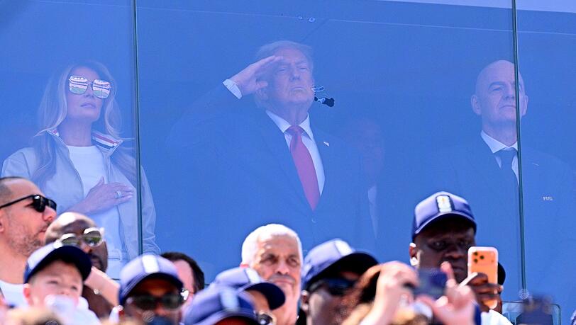 Donald Trump (M) verfolgte das Spiel zwischen seiner Frau Melania und FIFA-Präsident Gianni Infantino. Donald Trump (M) verfolgte das Spiel zwischen seiner Frau Melania und FIFA-Präsident Gianni Infantino.