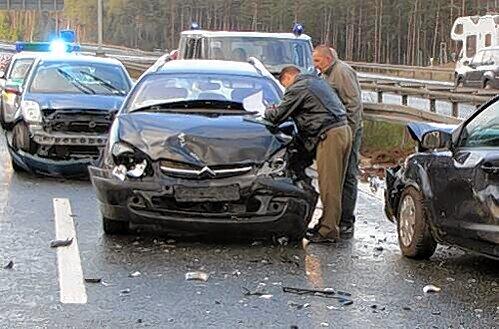 Mindestens 20 Autos krachten auf der A9 aufeinander.