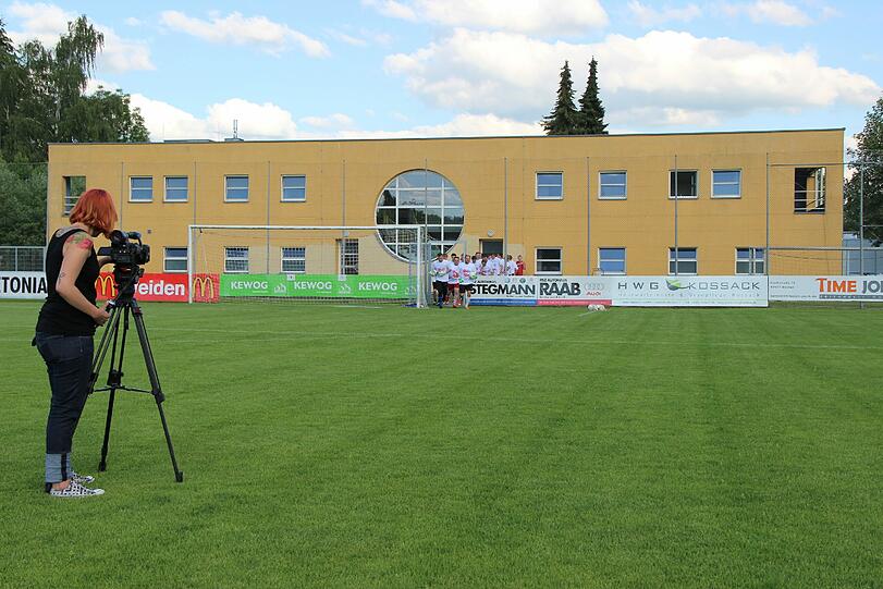 Ausnahmezustand vor Guardiolas erstem Spiel in Weiden: Die AZ war schon da und zeigt in der Bilderstrecke, was die Bayern dort erwartet.