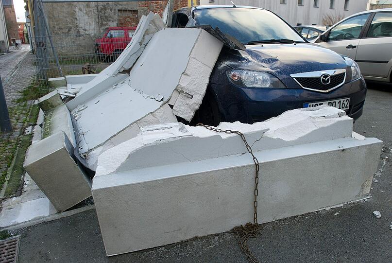 "Xaver" wirbelte in Stralsund schwere Mauerbrocken auf ein geparktes Auto.
