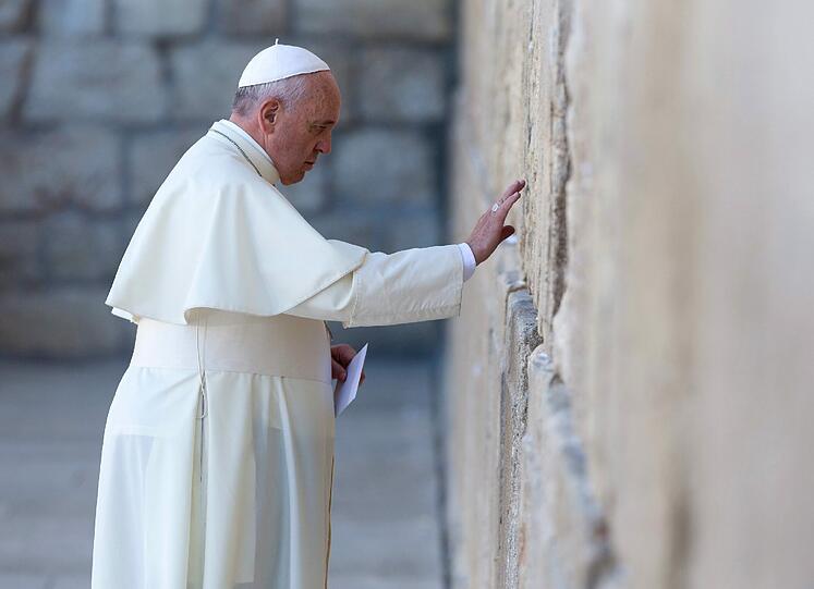 Papst Franziskus hat am Montagmorgen (26.05.14) die Klagemauer in Jerusalem besucht und ein Bittgesuch um Frieden in die Ritzen des Bauwerks gesteckt. Anschliessend trug er sich in das Gaestebuch der Klagemauer ein, die als eine der wichtigsten heiligen Staetten des Judentums gilt. Die dreitaegige Pilgerreise des Papstes durch Jordanien, die Palaestinensischen Autonomiegebiete und Israel geht am Nachmittag zu Ende.