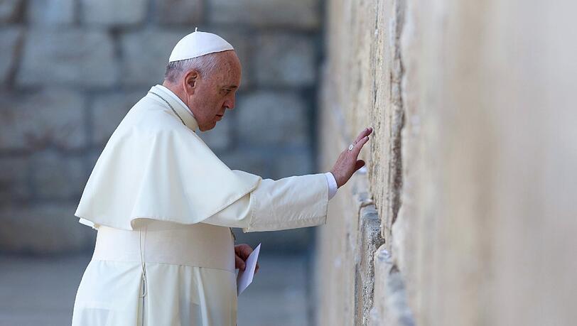 Papst Franziskus hat am Montagmorgen (26.05.14) die Klagemauer in Jerusalem besucht und ein Bittgesuch um Frieden in die Ritzen des Bauwerks gesteckt. Anschliessend trug er sich in das Gaestebuch der Klagemauer ein, die als eine der wichtigsten heiligen Staetten des Judentums gilt. Die dreitaegige Pilgerreise des Papstes durch Jordanien, die Palaestinensischen Autonomiegebiete und Israel geht am Nachmittag zu Ende. Papst Franziskus hat am Montagmorgen (26.05.14) die Klagemauer in Jerusalem besucht und ein Bittgesuch um Frieden in die Ritzen des Bauwerks gesteckt. Anschliessend trug er sich in das Gaestebuch der Klagemauer ein, die als eine der wichtigsten heiligen Staetten des Judentums gilt. Die dreitaegige Pilgerreise des Papstes durch Jordanien, die Palaestinensischen Autonomiegebiete und Israel geht am Nachmittag zu Ende.