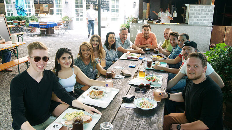 Sie benutzen fast jeden Tag die "Lunchit"-App: Die Mitarbeiter der Online-Marketing-Firma iCrossing bei ihrer Mittagspause im Biergarten des Löwenbräu-Kellers.