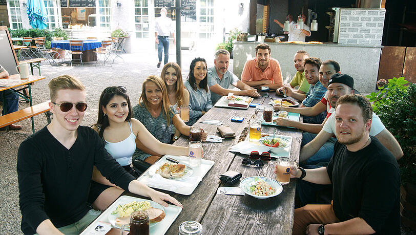 Sie benutzen fast jeden Tag die "Lunchit"-App: Die Mitarbeiter der Online-Marketing-Firma iCrossing bei ihrer Mittagspause im Biergarten des Löwenbräu-Kellers.