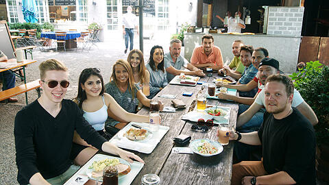 Sie benutzen fast jeden Tag die "Lunchit"-App: Die Mitarbeiter der Online-Marketing-Firma iCrossing bei ihrer Mittagspause im Biergarten des Löwenbräu-Kellers.