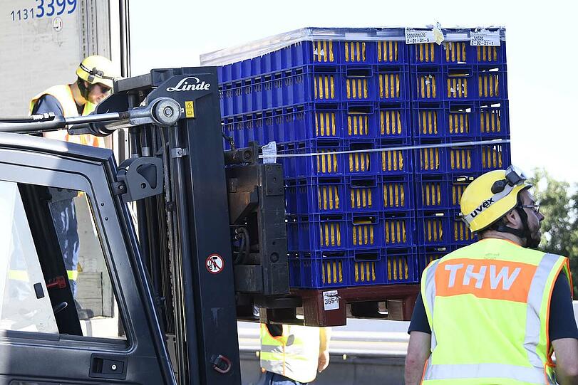 Am Dienstagmorgen ist ein Lkw-Fahrer bei der Ausfahrt Aschheim gegen eine Leitplanke gefahren - er verstarb später im Krankenhaus.