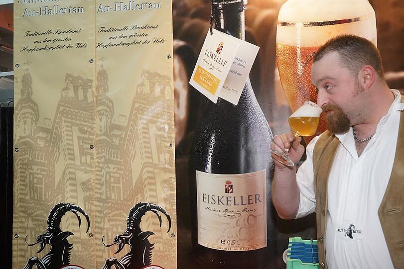 Mit milder Whiskey-Note - Name: Eiskeller-Whiskey. Brauer: Schlossbrauerei Au-Hallertau. Das ist drin: Wasser, Malz, Hopfen, Hefe. So schmeckt&rsquo;s: mild und aromatisch durch die Reifung im Whiskey-Fass. Alkoholgehalt: 9,1 % Vol. Preis:ab 18 Euro/Liter.
