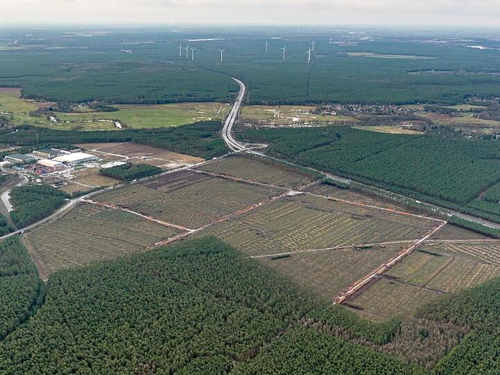 Blick auf das Gelände für die Tesla-Fabrik in Grünheide.