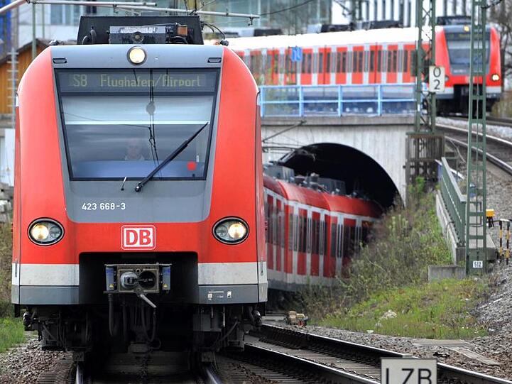 Eine S-Bahn fährt aus einem Tunnel.