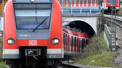 Eine S-Bahn fährt aus einem Tunnel.