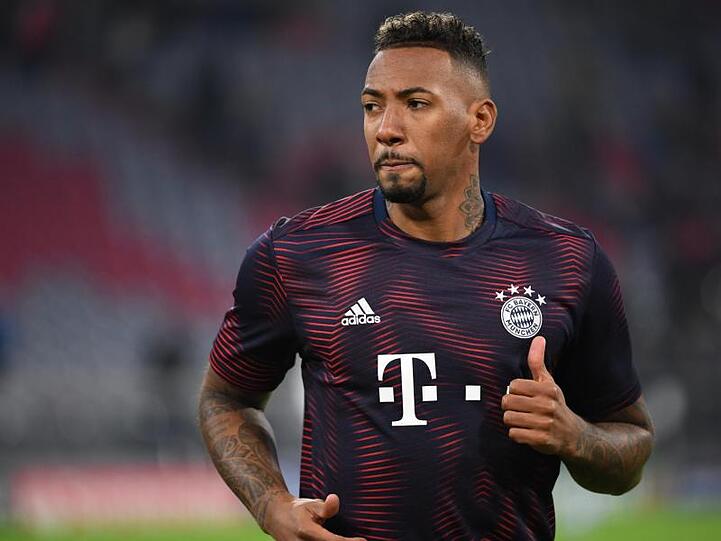 Münchens Jerome Boateng läuft beim Aufwärmen auf dem Platz. Foto: Sven Hoppe