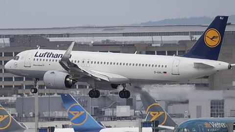 Eine Passagiermaschine der Lufthansa landet auf dem Flughafen in Frankfurt.