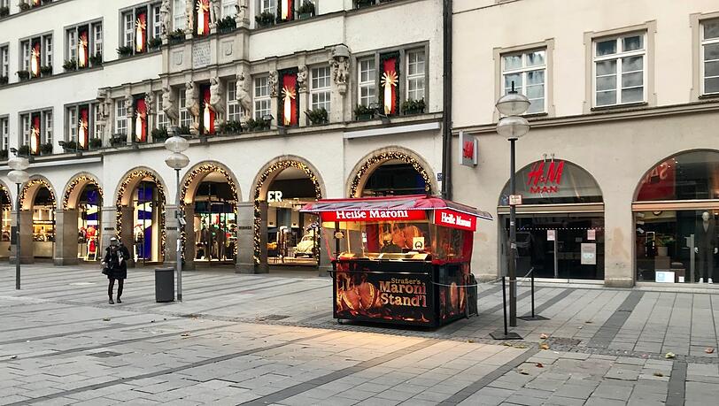 Ein einsames Standl in der Flaniermeile. Viel ist nicht los - aber wer hier spazieren geht, holt sich auch ein paar Maroni. Ein einsames Standl in der Flaniermeile. Viel ist nicht los - aber wer hier spazieren geht, holt sich auch ein paar Maroni.