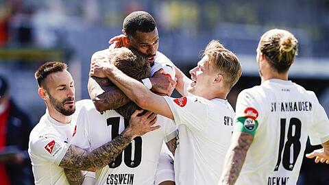 Die Spiel von Sanhausen feiern ein Tor im Heimspiel gegen Hannover 96.