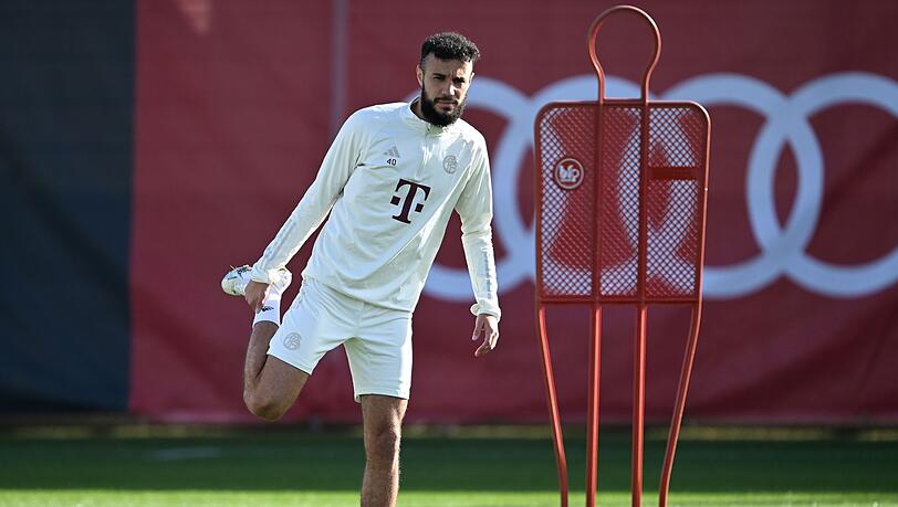 Noussair Mazraoui dehnt sich während einer Trainingseinheit des FC Bayern München.