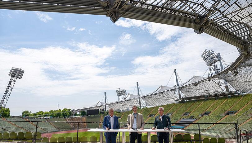 Münchens Oberbürgermeister Dieter Reiter (SPD), Ministerpräsident Markus Söder und Bayerns Innenminister Joachim Herrmann (beide CSU) stellten im Olympiastadion die Bewerbung vor.