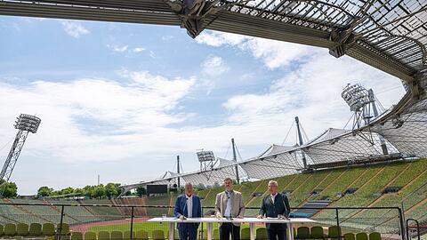 Münchens Oberbürgermeister Dieter Reiter (SPD), Ministerpräsident Markus Söder und Bayerns Innenminister Joachim Herrmann (beide CSU) stellten im Olympiastadion die Bewerbung vor.