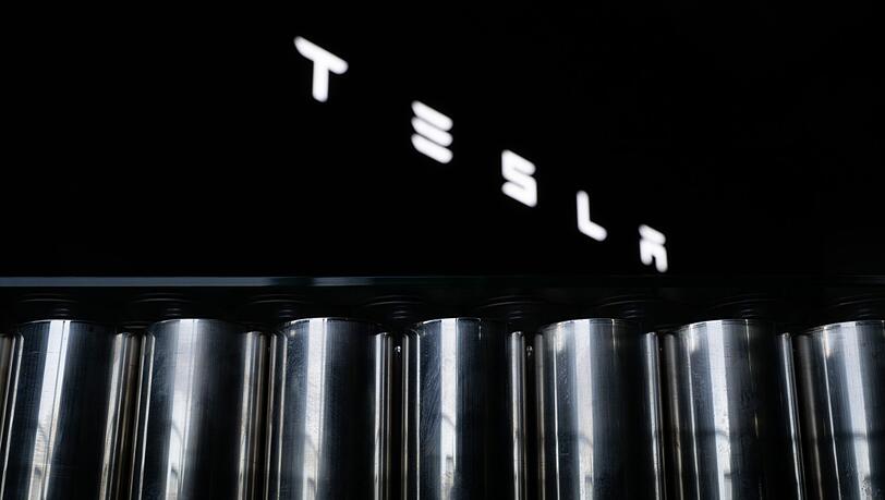 Der US-Elektroautobauer will Voraussetzungen für eine Produktion von Batteriezellen in Grünheide bei Berlin schaffen. Der US-Elektroautobauer will Voraussetzungen für eine Produktion von Batteriezellen in Grünheide bei Berlin schaffen.
