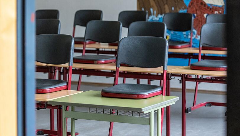 Nach dem Wurf eines Stuhls aus dem dritten Stock einer Mittelschule sucht die Polizei nach einer Passantin. (Symbolbild)