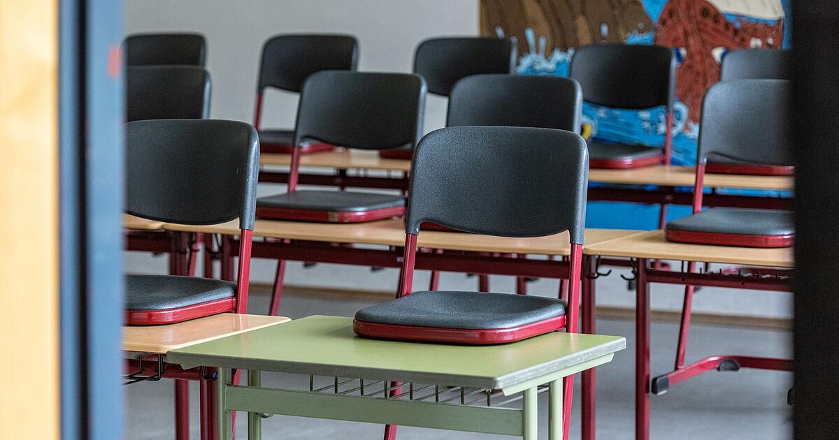 Stuhl-aus-Schulfenster-geworfen-Passantin-fast-getroffen