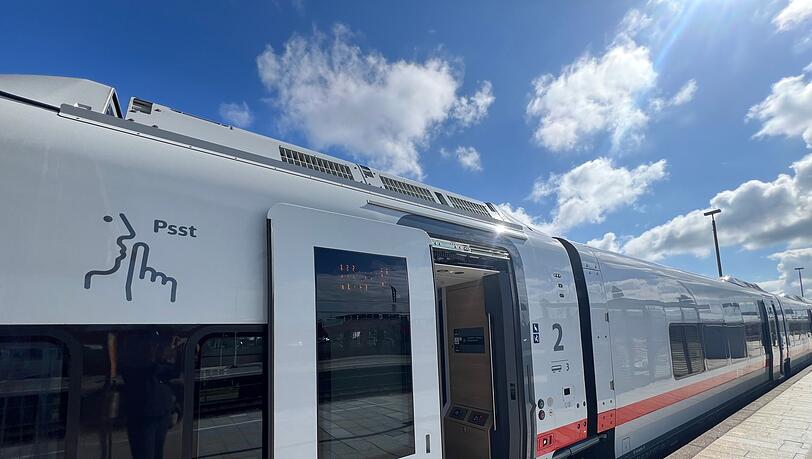 Der ICE L stammt vom spanischen Hersteller Talgo und ähnelt optisch eher den IC-Fernzügen des Konzerns. Der ICE L stammt vom spanischen Hersteller Talgo und ähnelt optisch eher den IC-Fernzügen des Konzerns.