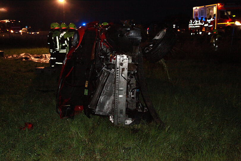 Eine Frau ist bei einem Unfall auf der Autobahn 8 bei Bad Aibling im Landkreis Rosenheim ums Leben gekommen. Sie überschlug sich auf regennasser Fahrbahn. Bilder von der Unfallstelle.