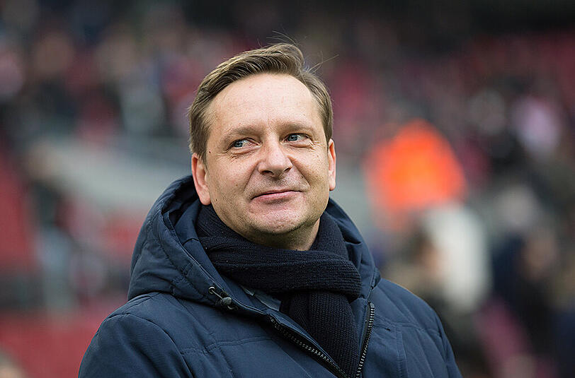 17. SPIELTAG:
"Sie glauben es nicht, aber wir haben tatsächlich ein Festgeldkonto."
(Sportvorstand Horst Heldt auf die Frage, wie der verschuldete FC Schalke 04 die damals geplanten Wintertransfers finanzieren wolle)