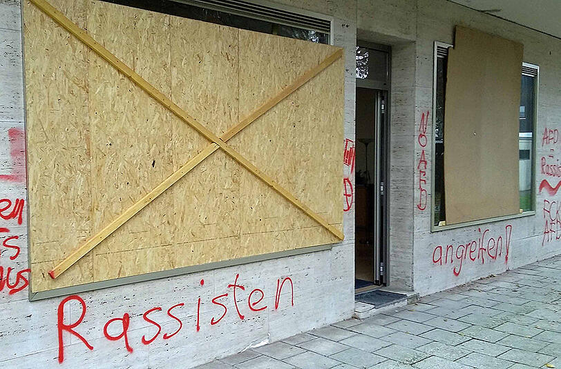 "Rassisten angreifen" steht auf der Fassade des Hauses.