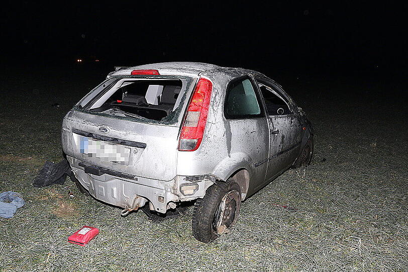 Unfall auf spiegelglatter Straße: Eine 20-Jährige überschlägt sich mit ihrem Fiesta mehrfach.