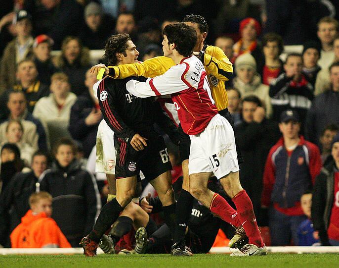 Sogar einen Faustkampf zwischen Cesc Fabregas und Bixente Lizarazu bekommen die Zuschauer zu sehen. Am Ende gewinnen die Gunners durch einen Treffer von Thierry Henry. Dennoch ziehen die Münchner souverän ins Viertelfinale ein.
