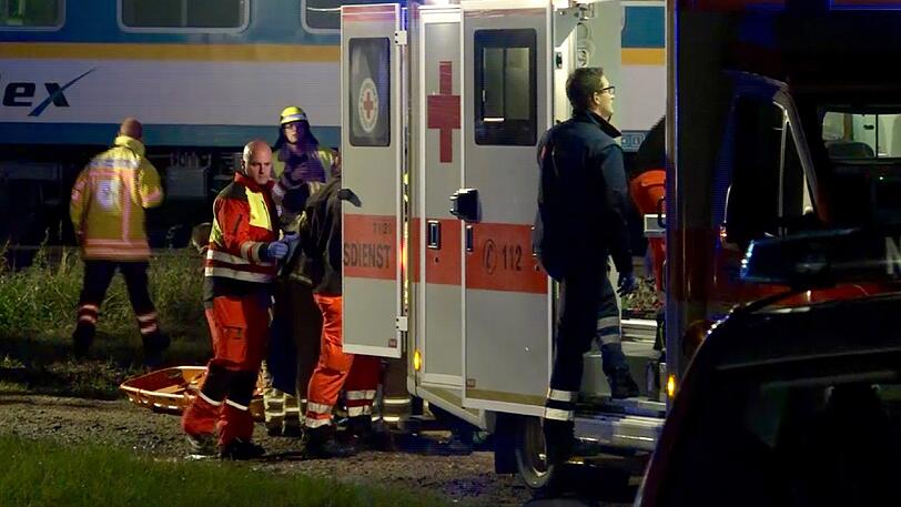 Bei Regensburg wurde ein Arbeiter von einem Regionalzug erfasst. Die Bilder.