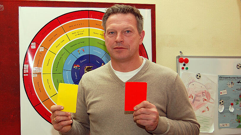 "Wenn ich die Rote Karte zeige, ist Schluss. Das versteht jeder", sagt Ex-BVB-Profi Knut Reinhardt, der jetzt Grundschullehrer in Dortmund ist und das Buch "Wenn Fußball Schule macht" geschrieben hat.
