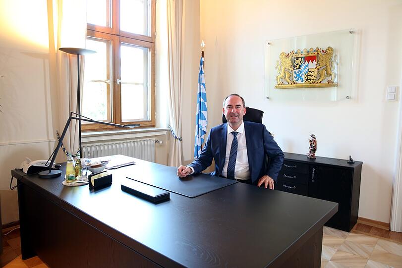 Hubert Aiwanger an seinem Schreibtisch im Ministerium.