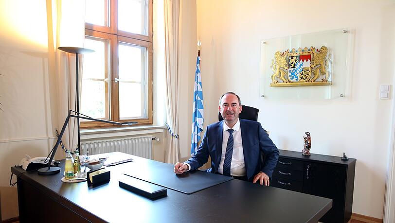 Hubert Aiwanger an seinem Schreibtisch im Ministerium. Hubert Aiwanger an seinem Schreibtisch im Ministerium.