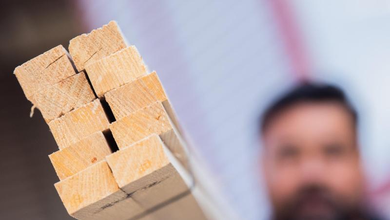 Mangelware Holz: Die Baubranche kämpft mit enormen Engpässen.
