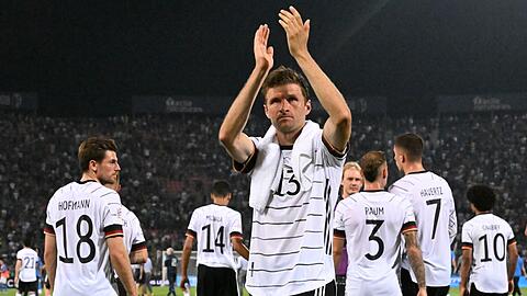 Deutschlands Thomas Müller bedankt sich nach einem Spiel mit der Mannschaft bei den Fans.