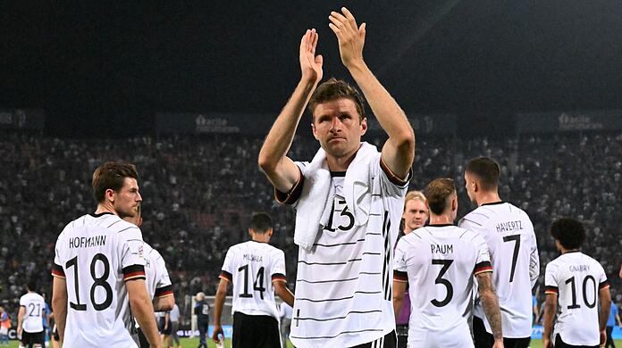 Deutschlands Thomas Müller bedankt sich nach einem Spiel mit der Mannschaft bei den Fans.