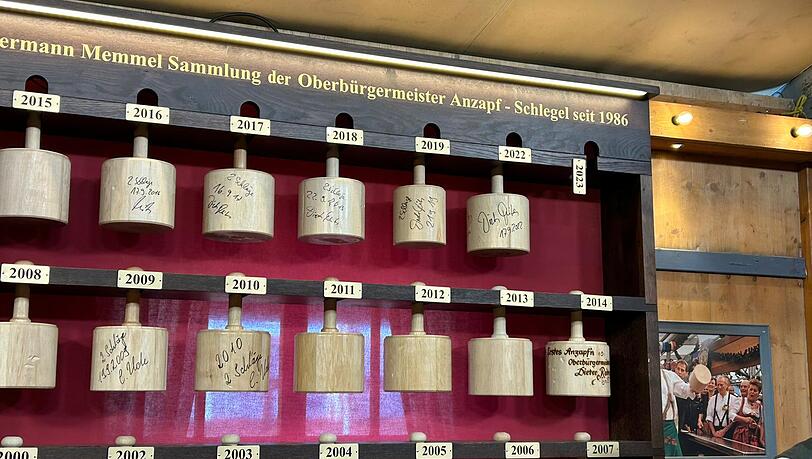 Die ausgestellten Schlegel in der Anzapf-Boxe im Schottenhamel.