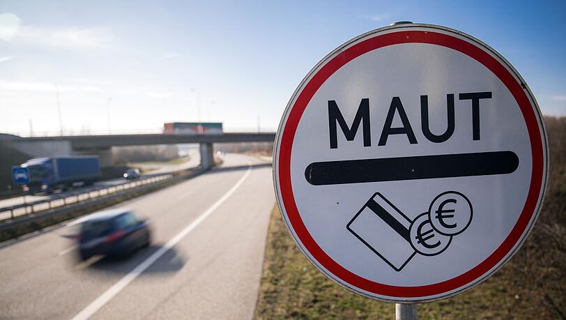 2019 scheiterten die Pkw-Maut-Pläne der damaligen Bundesregierung vor Gericht. Das kam die Steuerzahler im Land teuer zu stehen. Nun gibt es aber Anzeichen, dass sich in der CSU eine andere Meinung durchsetzen könnte. (Illustration)