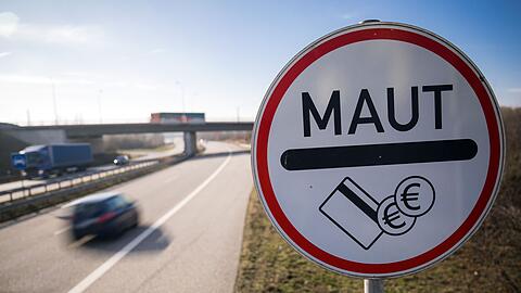 2019 scheiterten die Pkw-Maut-Pläne der damaligen Bundesregierung vor Gericht. Das kam die Steuerzahler im Land teuer zu stehen. Nun gibt es aber Anzeichen, dass sich in der CSU eine andere Meinung durchsetzen könnte. (Illustration)