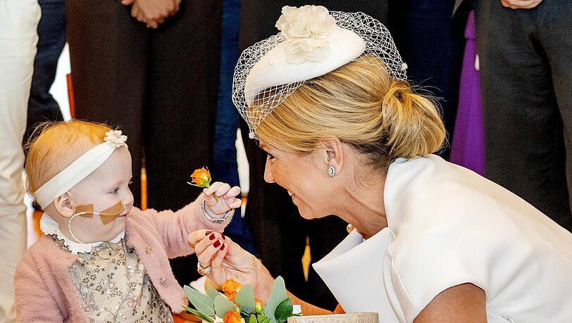 S&uuml;&szlig;e Begegnung im Zentrum f&uuml;r Kinderonkologie in Utrecht: Ein kleines M&auml;dchen reicht K&ouml;nigin M&aacute;xima eine Blume.