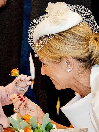 S&uuml;&szlig;e Begegnung im Zentrum f&uuml;r Kinderonkologie in Utrecht: Ein kleines M&auml;dchen reicht K&ouml;nigin M&aacute;xima eine Blume.
